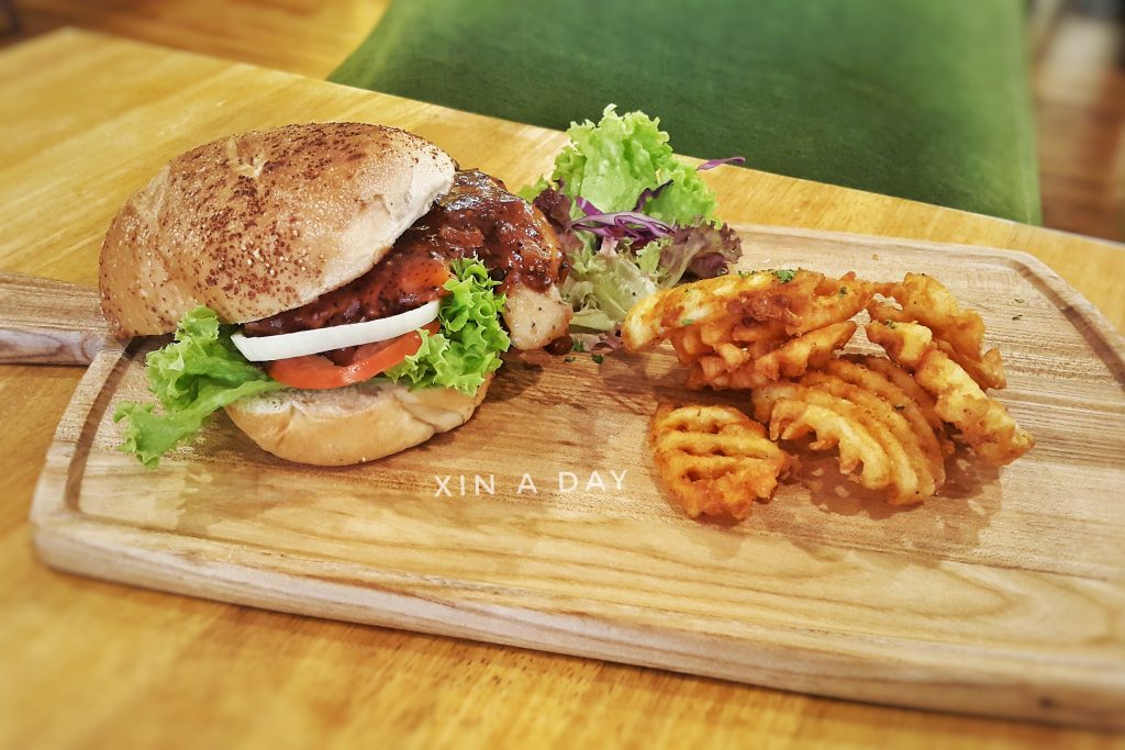 BBQ Chicken Chop Sandwich 烧烤鸡扒潜艇堡 (RM15.70)