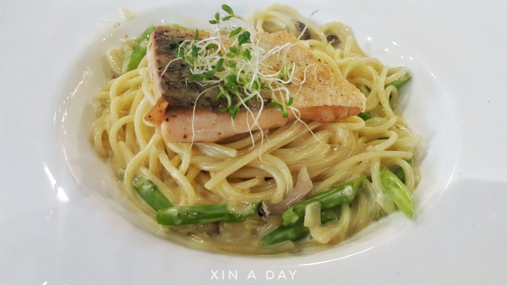 Pan Fried Salmon with Creamy Sauce Pasta 香脆三文鱼奶油意大利面 (RM20.90)